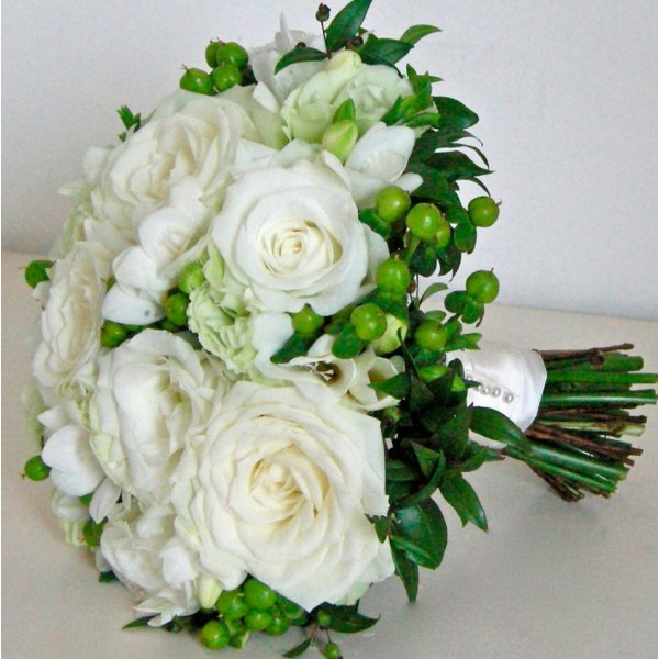 Свадебный букет из роз, альстромерий и зелени