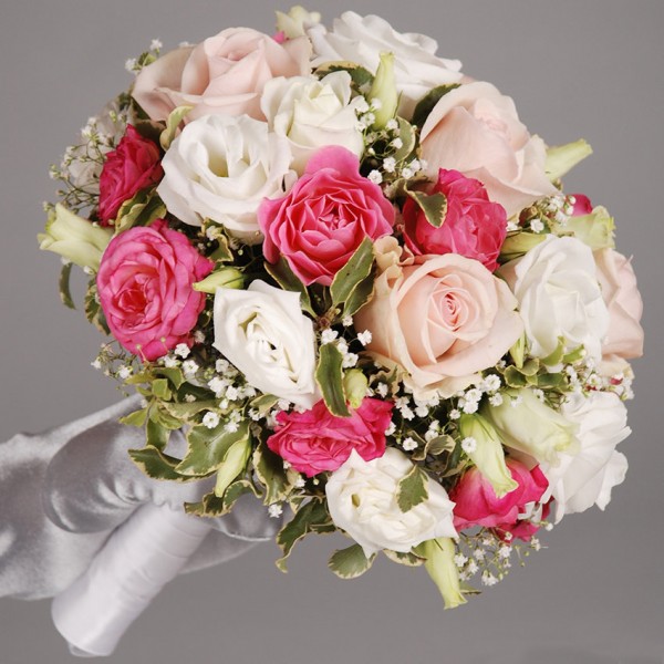 Букет для невесты из роз, эустомы и зелени