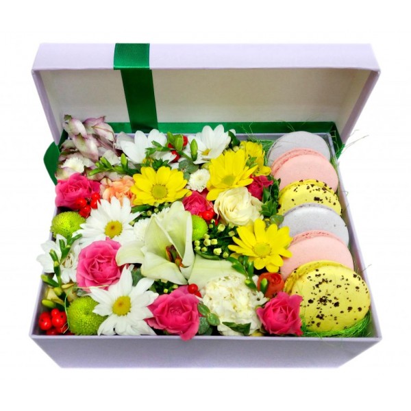 Коробка из хризантем, лилий и роз