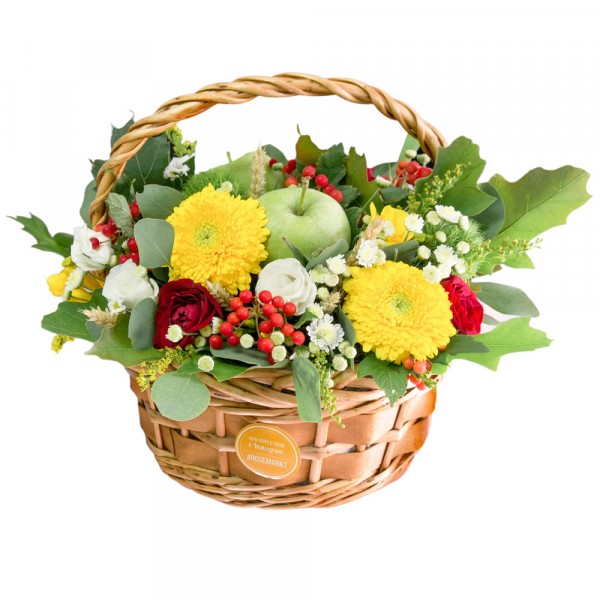 Корзина из хризантем, роз, зелени и фруктов
