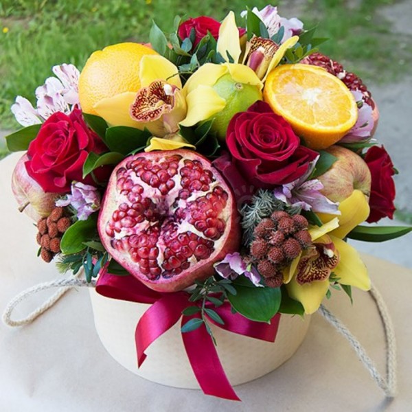 Шляпная коробка из орхидей, роз, хризантем и фруктов